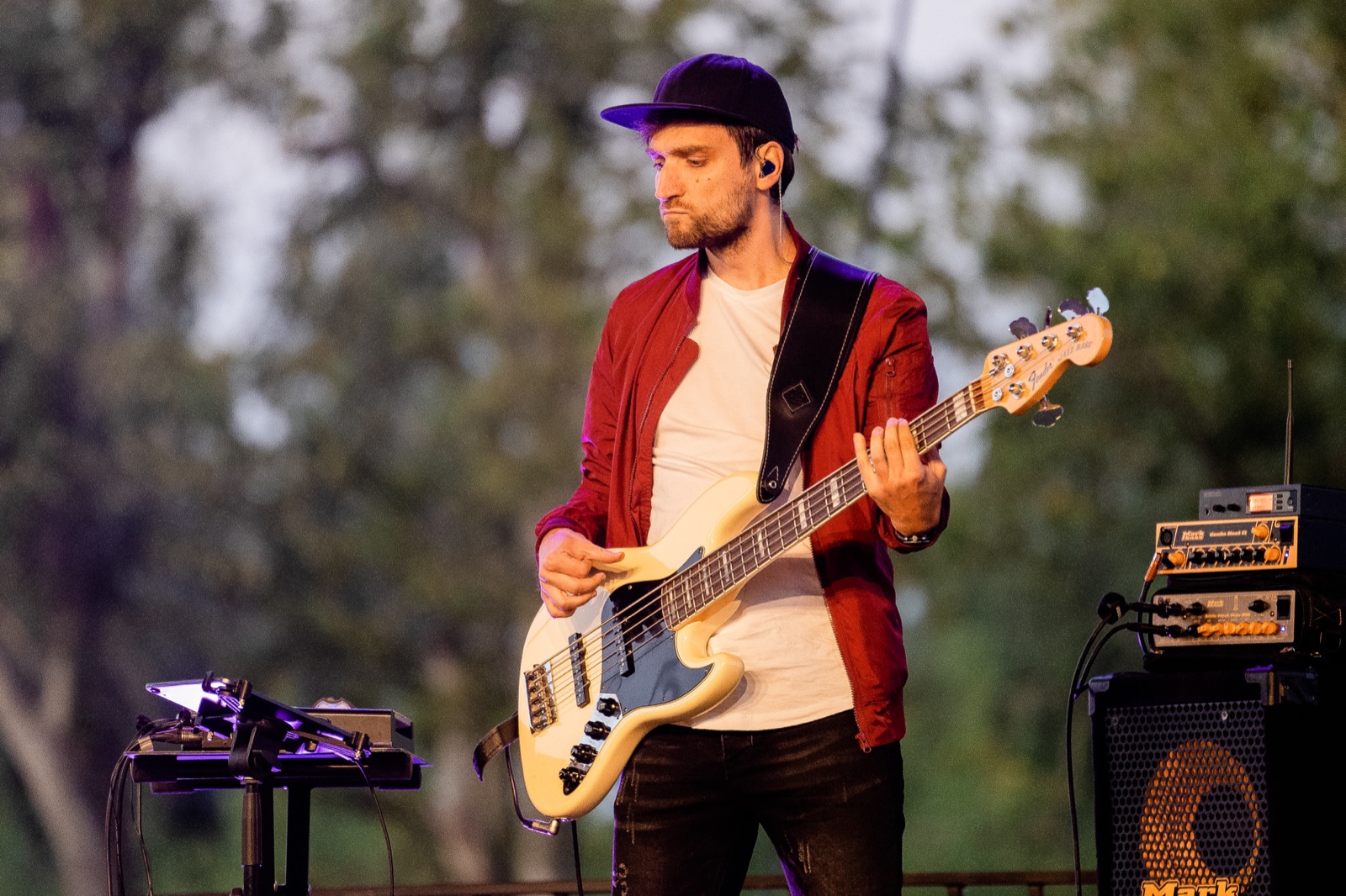 Fabian spielt E-Bass auf einer Open-Air-Bühne