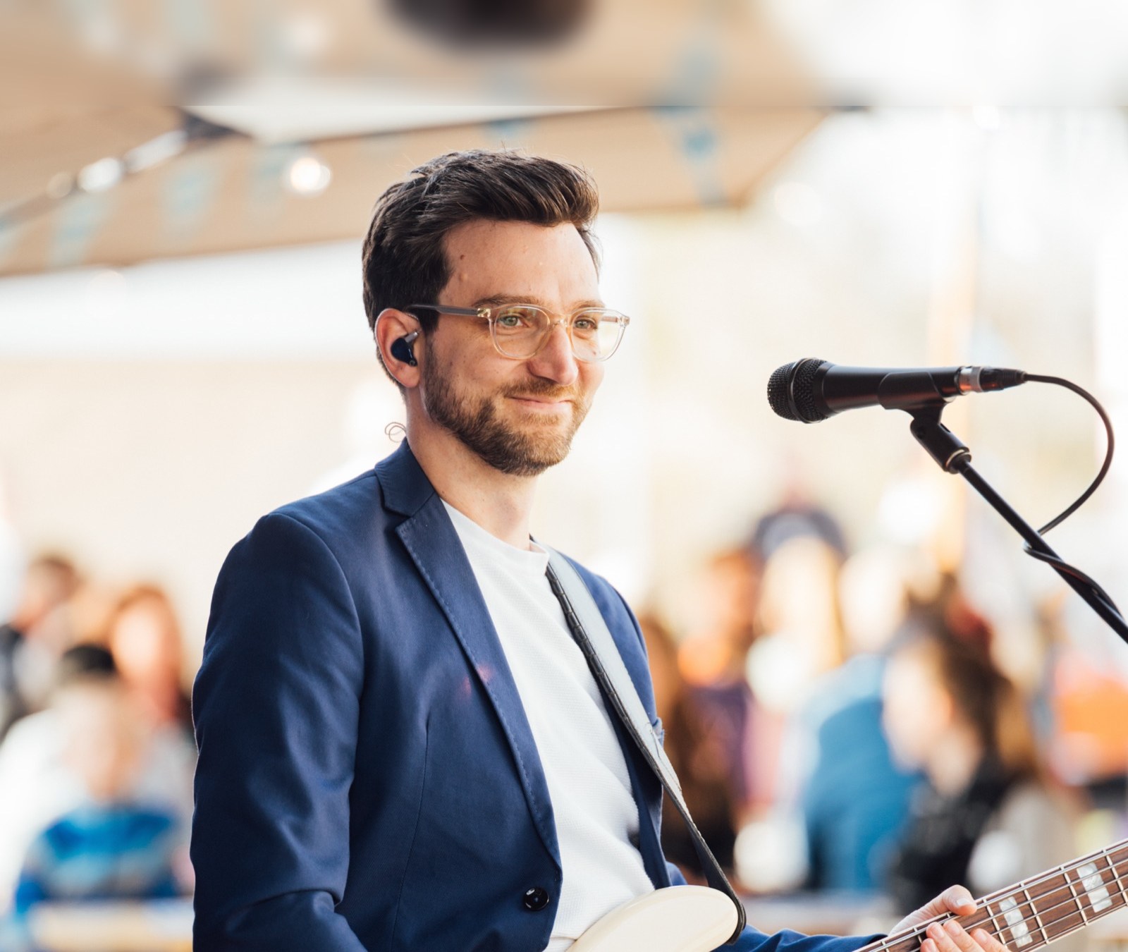 Fabian live auf der Bühne am Mikrofon