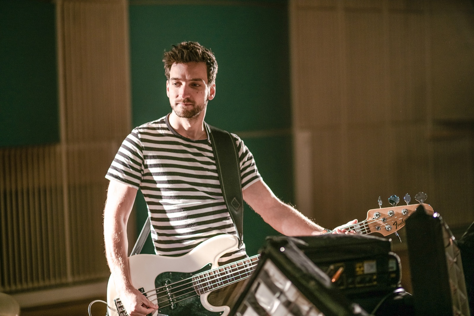 Fabian im Studio mit E-Bass