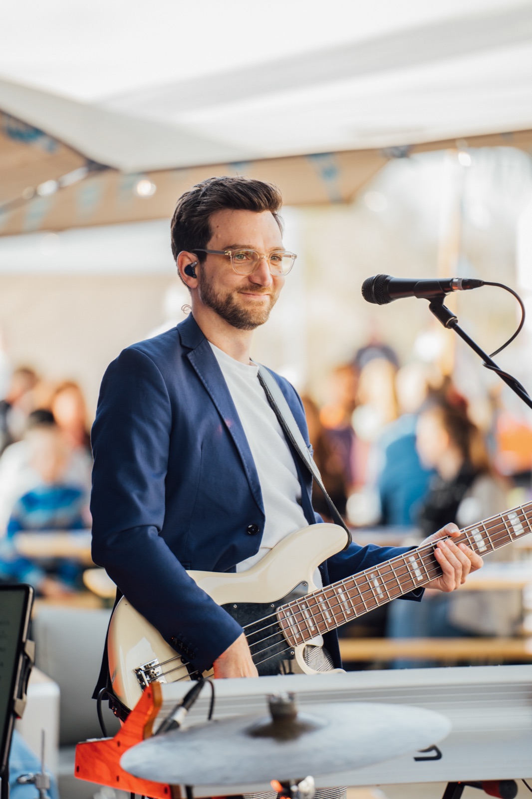 Fabian mit Bass bei einem Konzert