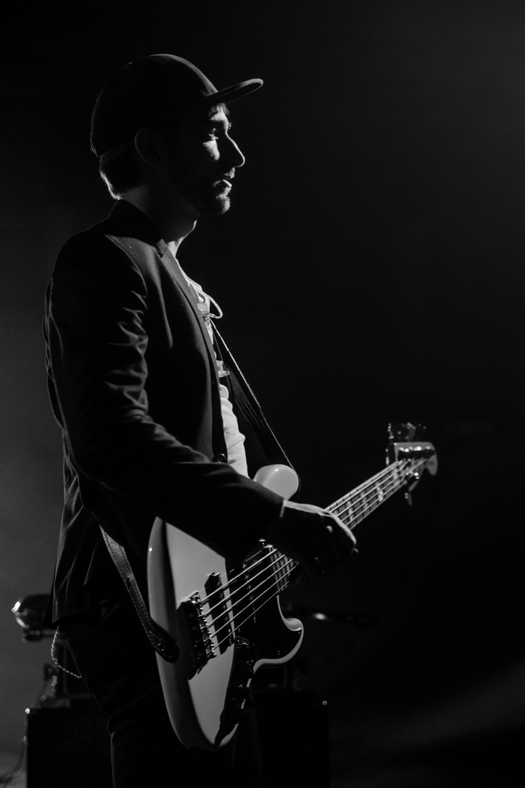 Fabian mit Bass im Bühnenlicht